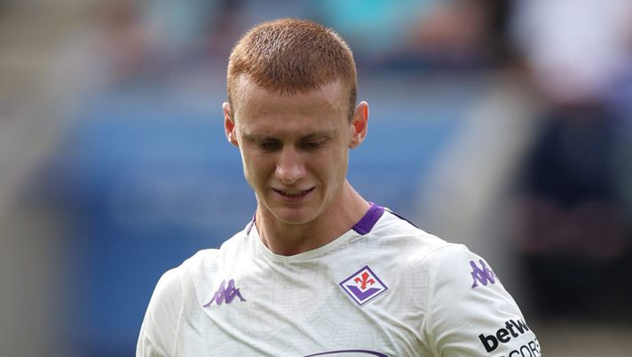LEICESTER, ENGLAND - AUGUST 03: Pietro Comuzzo of Fiorentina in action during the pre-season friendly match between Leicester City and ACF Fiorentina at The King Power Stadium on August 03, 2025 in Leicester, England. (Photo by Michael Regan/Getty Images) Comuzzo