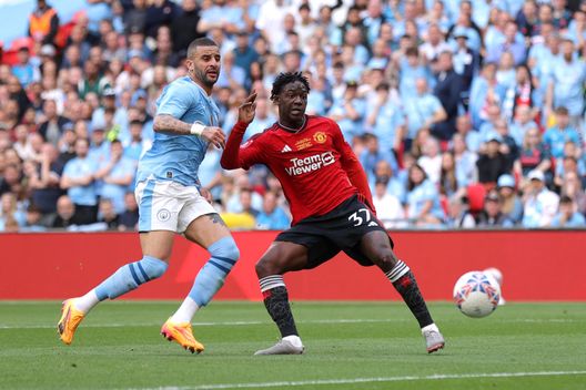 Kobbie Mainoo del Manchester United segna il secondo gol della sua squadra sotto la pressione di Kyle Walker del Manchester City durante la finale di Emirates FA Cup tra Manchester City e Manchester United, disputata al Wembley Stadium il 25 maggio 2024 a Londra, Inghilterra. (Foto di Alex Pantling/Getty Images) Il Manchester United sperimenta una nuova tecnologia anti-pigrizia e anti-infortuni- immagine 3