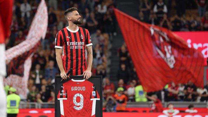 MILAN, ITALY - MAY 25: Olivier Giroud of AC Milan greets the fans during the his farewell ceremony after the Serie A TIM match between AC Milan and US Salernitana at Stadio Giuseppe Meazza on May 25, 2024 in Milan, Italy. Giroud’s time at AC Milan is coming to an end following their last match of the season against US Salernitana. (Photo by Giuseppe Cottini/AC Milan via Getty Images) Giroud, la strana storia: “Avrei potuto vivere il derby con l’Inter…” - immagine 1