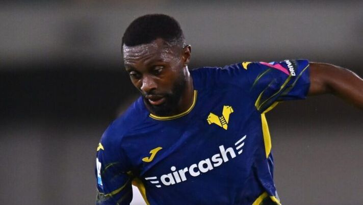 VERONA, ITALY - SEPTEMBER 15: Jean-Daniel Akpa Akpro of Hellas Verona during the Serie A match between Hellas Verona FC and US Cremonese at Stadio Marcantonio Bentegodi on September 15, 2025 in Verona, Italy. (Photo by Alessandro Sabattini/Getty Images) Verona, da Akpa-Akpro ad Al-Musrati: ecco il punto sugli infortunati. E Serdar… - immagine 1