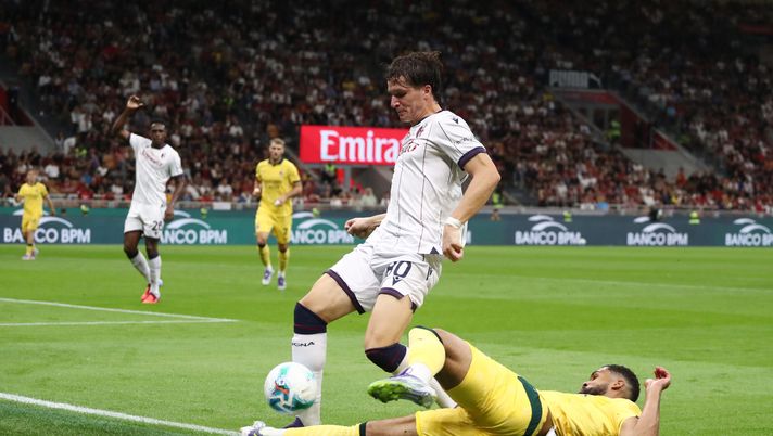 MILAN, ITALY - SEPTEMBER 14: Giovanni Fabbian of Bologna is tackled by Ruben Loftus-Cheek of AC Milan during the Serie A match between AC Milan and Bologna FC 1909 at Giuseppe Meazza Stadium on September 14, 2025 in Milan, Italy. (Photo by Marco Luzzani/Getty Images) Cor Sport – Fabbian per la trequarti. Castro davanti - immagine 1