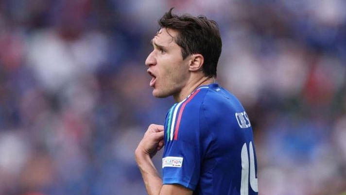 No all’Italia ma disponibile per giocare col Liverpool: bufera su Chiesa - immagine 1