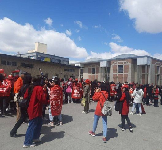 Iran, inversione di marcia: “donne rispettate” bandite da stadio a Tabriz- immagine 3