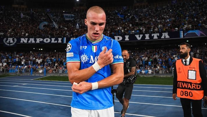 NAPLES, ITALY - OCTOBER 03: Leo Ostigard of Napoli celebrates after scoring the first goal of Napoli during the UEFA Champions League match between XX and XX at Stadio Diego Armando Maradona on October 03, 2023 in Naples, Italy. (Photo by SSC NAPOLI/SSC NAPOLI via Getty Images) BREAKING – Ostigard lascia il Napoli: domani le visite mediche, ecco le cifre - immagine 1