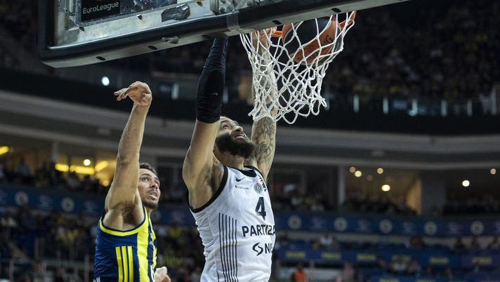 ISTANBUL, TURKEY - FEBRUARY 25: Duane Washington, #4 of Partizan Mozzart Bet Belgrade in action during the EuroLeague Regular Season Round 29 match between Fenerbahce Beko Istanbul and Partizan Mozzart Bet Belgrade at Ulker Sports Arena on February 25, 2026 in Istanbul, Turkey. (Photo by Tolga Adanali/Euroleague Basketball via Getty Images) Partizan-Zalgiris: come vedere gratuitamente il match di Eurolega - immagine 1