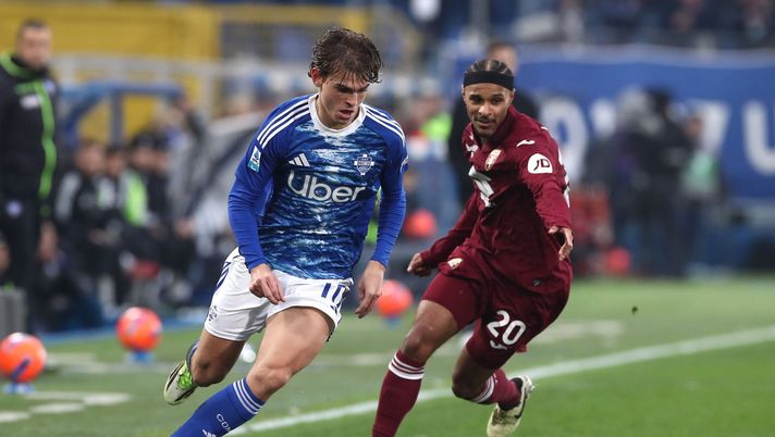 COMO, ITALY - JANUARY 24: Nico Paz of Como 1907 is challenged by Valentino Lazaro of Torino FC during the Serie A match between Como 1907 and Torino FC at Giuseppe Sinigaglia Stadium on January 24, 2026 in Como, Italy. (Photo by Marco Luzzani/Getty Images) Como-Torino 6-0, il tabellino: un solo granata ammonito - immagine 1