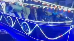 Scudetto al Napoli: una nave in festa sfila per la città | VIDEO