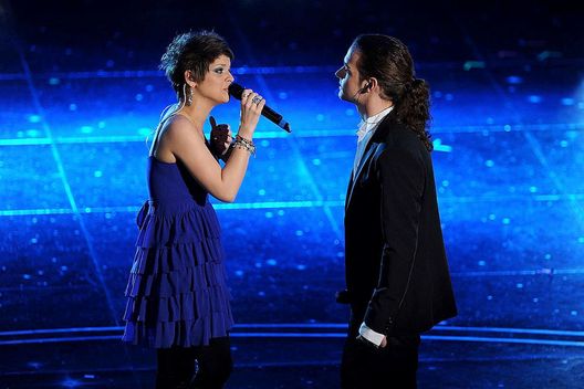 Amoroso e Scanu insieme a Sanremo 2010 nella serata dei duetti Vessicchio, da Emma ad Alessandra fino a Fazio e Fedez: quanti messaggi d’addio- immagine 3