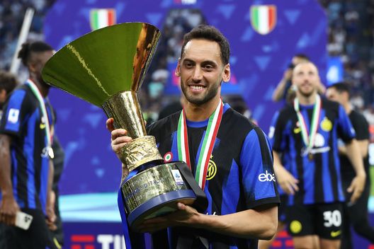 MILANO, ITALIA - 19 MAGGIO: Hakan Calhanoglu dell'FC Internazionale posa con il trofeo dello Scudetto di Serie A TIM allo Stadio Giuseppe Meazza il 19 maggio 2024 a Milano, Italia. (Foto di Marco Luzzani/Getty Images) Calhanoglu, l’uomo senza bandiera: il futuro incerto del regista dell’Inter- immagine 6