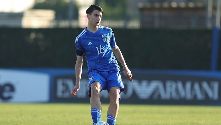 FLORENCE, ITALY - JANUARY 23: Cristian Cioffi of Italy U15 in action during the International Friendly match between Italy U15 and Slovenia U15 at Centro Tecnico Federale di Coverciano on January 23, 2024 in Florence, Italy. (Photo by Gabriele Maltinti/Getty Images) Roma, primo contratto da professionista per Cioffi: “È solo l’inizio” - immagine 1