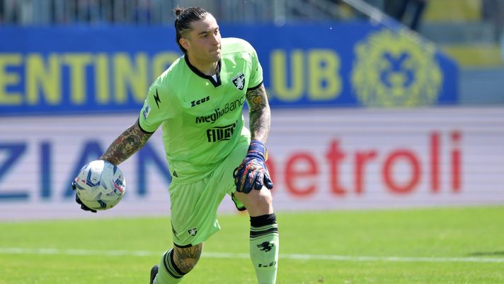 FROSINONE, ITALY - APRIL 07: Stefano Turati of Frosinone Calcio in actio during the Serie A TIM match between Frosinone Calcio and Bologna FC - Serie A TIM at Stadio Benito Stirpe on April 07, 2024 in Frosinone, Italy. (Photo by Giuseppe Bellini/Getty Images) (Photo by Giuseppe Bellini/Getty Images) Frosinone, la difesa è la penultima della Serie A: solo 3 clean sheet - immagine 1