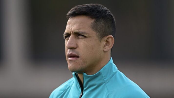 COMO, ITALY - JANUARY 03: Alexis Sanchez of FC Internazionale looks on during the FC Internazionale training session at the club's training ground Suning Training Center at Appiano Gentile on January 03, 2022 in Como, Italy. (Photo by Mattia Ozbot - Inter/Inter via Getty Images) Udinese, confermato il nuovo forfait di Sanchez in nazionale: le sue condizioni - immagine 1