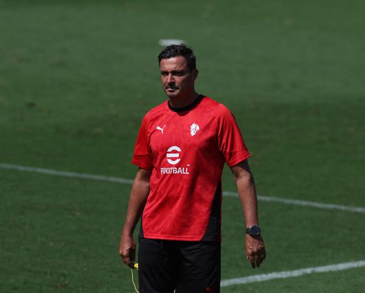 CAIRATE, ITALY - JULY 16: Head coach Milan Futuro Massimo Oddo looks on during AC Milan training session at Milanello sports center on July 16, 2025 in Cairate, Italy. (Photo by Claudio Villa/AC Milan via Getty Images)  oddo-milan-futuro-obiettivi-serie-d-allegri-scudetto-milan-tv