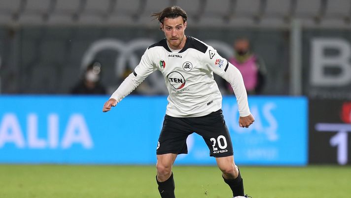 LA SPEZIA, ITALY - MAY 23: Simone Bastoni of Spezia Calcio in action during the Serie A match between Spezia Calcio and AS Roma at Stadio Alberto Picco on May 23, 2021 in La Spezia, Italy. (Photo by Gabriele Maltinti/Getty Images) Spezia, la difesa è la peggiore in A: 26 gol subiti nelle prime 11 partite - immagine 1
