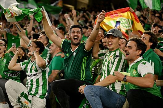 Tifosi del Betis Siviglia. (Photo by Denis Doyle/Getty Images) Nuovo stadio Betis, il comune dà il via libera al rinnovamento del Benito Villamarin- immagine 2