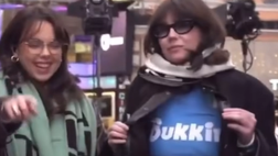 Festival di Sanremo, la cantante Lil Jolie mostra la sua esilarante maglia del Napoli