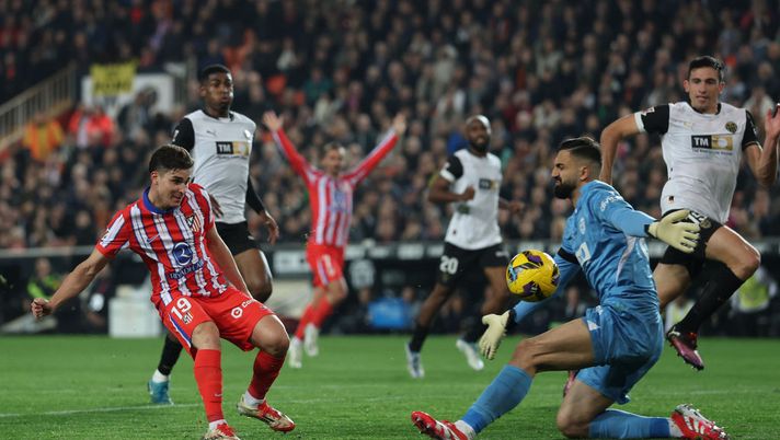 VALENCIA, SPAIN - FEBRUARY 22: Julian Alvarez of Atletico de Madrid misses a chance to gain a hat-trick during the LaLiga match between Valencia CF and Atletico de Madrid at Estadio Mestalla on February 22, 2025 in Valencia, Spain. (Photo by Clive Brunskill/Getty Images) Atlético Madrid-Valencia, la situazione delle due squadre prima della partita - immagine 1
