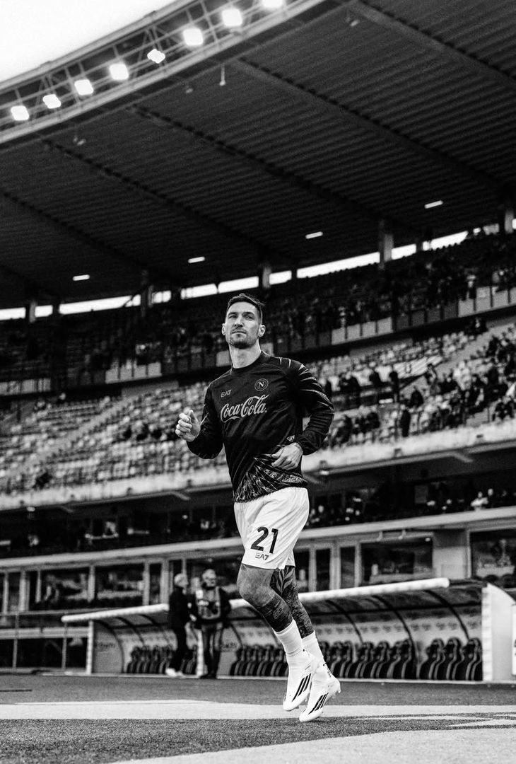 La frustrazione per il pareggio subito al primo tiro in porta e l'emozione di riuscire a portare i tre punti a casa a tempo scaduto: due facce della stessa medaglia che compongono il riassunto 'in bianco e nero' di Hellas Verona-Napoli realizzato dall'admin dell'account Instagram della compagine partenopea.