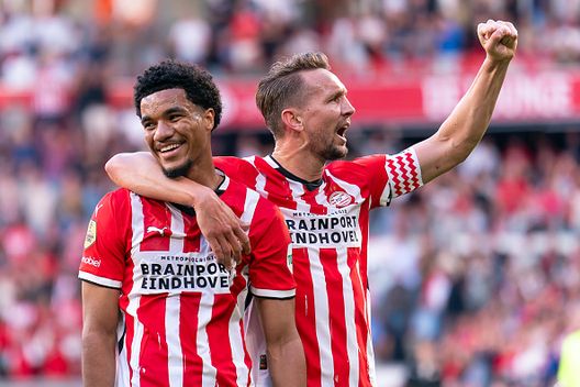 Malik Tillman celebra la sua rete contro l'Heracles. (Photo by Joris Verwijst/BSR Agency/Getty Images) Clamoroso in Eredivisie: Ajax raggiunto al 99′, PSV in testa alla classifica- immagine 3