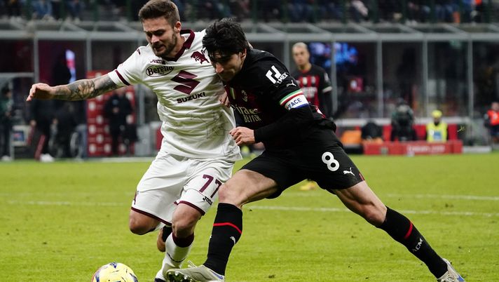 MILAN, ITALY - JANUARY 11: Sandro Tonali of AC Milan competes for the ball with Karol Linetty of Torino FC during the Coppa Italia Match between AC Milan v Torino at Stadio Giuseppe Meazza on January 11, 2023 in Milan, Italy. (Photo by Pier Marco Tacca/AC Milan via Getty Images) Verso Milan-Torino: dove vedere la gara in tv e streaming - immagine 1