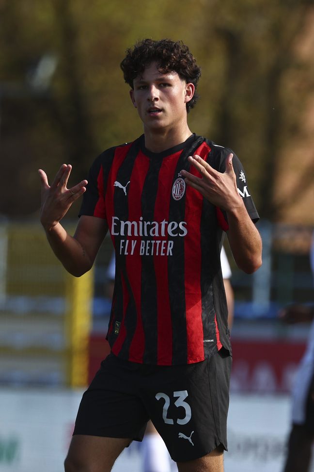 CARATE BRIANZA, ITALY - OCTOBER 25: Simone Lontani of AC Milan U20 celebrates after scoring the opening goal during the Primavera 1 match between AC Milan U20 and Cesena FC U20 at Sportitalia Village on October 25, 2025 in Carate Brianza, Italy. (Photo by Giuseppe Cottini/AC Milan via Getty Images)  Milan Primavera–Cesena 7-2: spettacolo a Carate, Lontani show e dedica al compagno- immagine 3