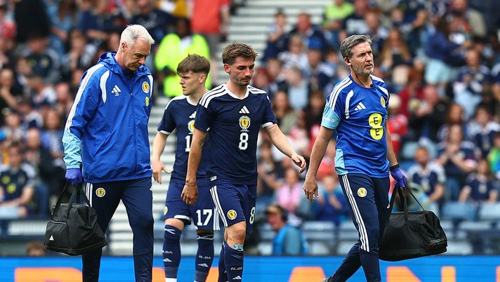 GLASGOW, SCOTLAND - MAY 30: Billy Gilmour of Scotland leaves the pitch with an injury during the international friendly match between Scotland and Curacao at Hampden Park on May 30, 2026 in Glasgow, Scotland. (Photo by WM Sport Media/Getty Images) Gilmour, lo staff del Napoli pronto a valutarlo: i possibili tempi di recupero – Mattino - immagine 1