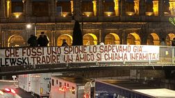 Striscione contro Zalewski al Colosseo: “Tradire un amico si chiama infamità”