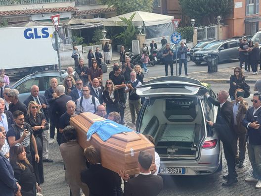 Focolari, il feretro fuori dalla Chiesa con la maglia della Lazio – FOTO- immagine 2