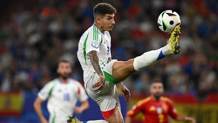 GELSENKIRCHEN, GERMANY - JUNE 20: Giovanni Di Lorenzo of Italy controls the ball during the UEFA EURO 2024 group stage match between Spain and Italy at Arena AufSchalke on June 20, 2024 in Gelsenkirchen, Germany. (Photo by Claudio Villa/Getty Images for FIGC) Italia, Di Lorenzo “torturato e andava cambiato”: il voto per Gazzetta è choc - immagine 1