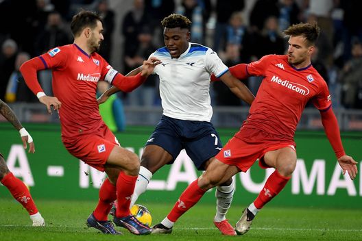 ROME, ITALY - JANUARY 26: Fisayo Delel-Bashiru of SS Lazio compete for the ball with Luca Ranieri and Marian Pongracic of Fuiorentina during the Serie match between Lazio and Fiorentina at Stadio Olimpico on January 26, 2025 in Rome, Italy. (Photo by Marco Rosi - SS Lazio/Getty Images) Ranieri Pongracic