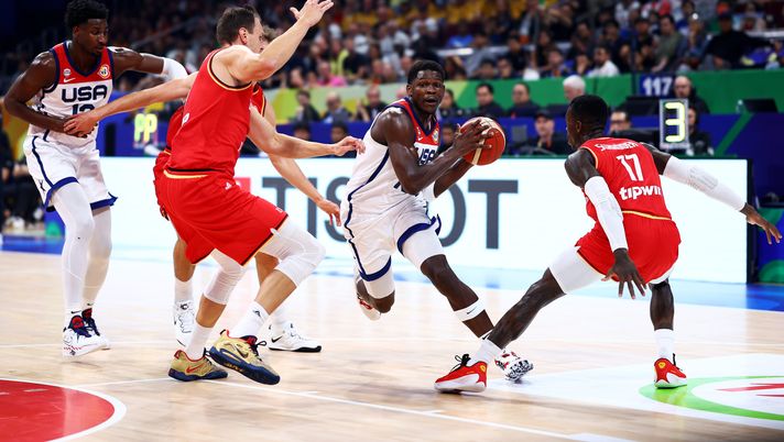 MANILA, PHILIPPINES - SEPTEMBER 08: Anthony Edwards #10 of the United States drives against Johannes Voigtmann #7 (2L) and Dennis Schroder #17 of Germany in the first quarter during the FIBA Basketball World Cup semifinal game at Mall of Asia Arena on September 08, 2023 in Manila, Philippines. (Photo by Yong Teck Lim/Getty Images) Mondiali basket, storica Germania: ecco come ha eliminato gli Usa - immagine 1