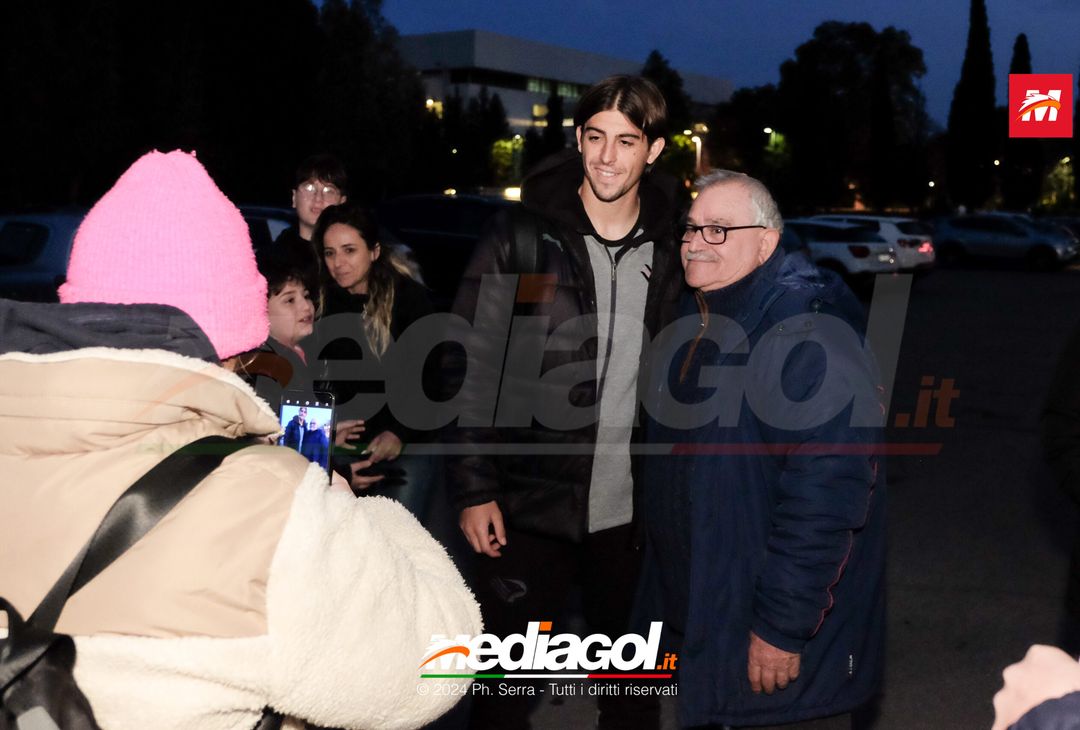 FOTO PALERMO: il Palermo FC si raduna al parcheggio dell’Ippodromo (GALLERY) - immagine 3