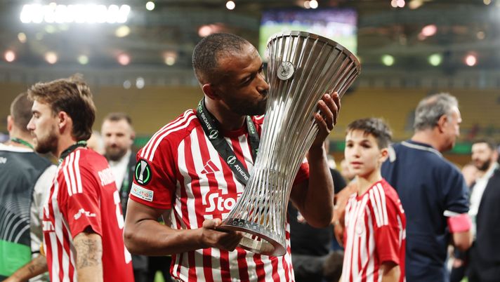 ATHENS, GREECE - MAY 29: Ayoub El Kaabi of Olympiacos kisses the UEFA Europa Conference League Trophy after his team's victory in the UEFA Europa Conference League 2023/24 final match between Olympiacos FC and ACF Fiorentina at AEK Arena on May 29, 2024 in Athens, Greece. (Photo by Michael Steele/Getty Images) Chi è El Kaabi: l’ex falegname diventato eroe dell’Olympiacos - immagine 1