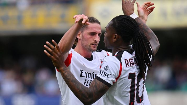 Adrien Rabiot e Rafael Leao giocatori AC Milan esultano per il gol-vittoria del francese sul campo dell'Hellas Verona