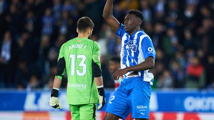 VITORIA-GASTEIZ, SPAIN - NOVEMBER 24: Samu Omorodion of Deportivo Alaves celebrates after scoring his team's third goal during the LaLiga EA Sports match between Deportivo Alaves and Granada CF at Estadio de Mendizorroza on November 24, 2023 in Vitoria-Gasteiz, Spain. (Photo by Juan Manuel Serrano Arce/Getty Images) Omorodion torna all’Atletico, il Napoli lo segue: è nel mirino di un altro club di A - immagine 1