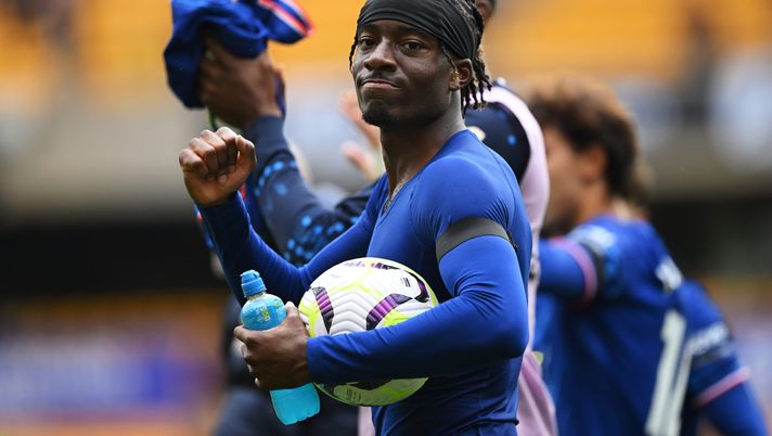 WOLVERHAMPTON, INGHILTERRA - 25 AGOSTO: Noni Madueke del Chelsea festeggia la vittoria con il pallone, dopo aver segnato una tripletta, al termine della partita di Premier League tra Wolverhampton Wanderers FC e Chelsea FC al Molineux il 25 agosto 2024 a Wolverhampton, Inghilterra. (Foto di Shaun Botterill/Getty Images) Arsenal Madueke