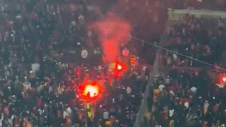 Tifosi del Fenerbahce lanciano razzi e fumogeni contro gli avversari del Galatasaray (Fonte Video Account X Mentalite FENER - Turkish Ultras)