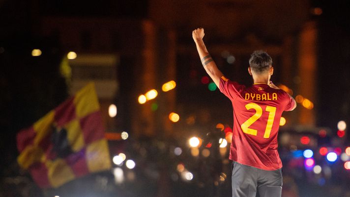 ROME, ITALY - JULY 26: AS Roma player Paulo Dybala during the presentation to fans from Palazzo della Civiltà on July 26, 2022 in Rome, Italy. (Photo by Fabio Rossi/AS Roma via Getty Images) Dybala ricorda il suo debutto. Ondata di commenti: “Devi restare a Roma” - immagine 1