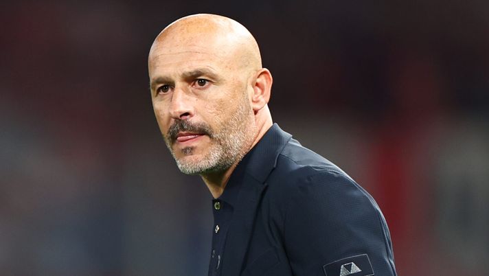 ATHENS, GREECE - MAY 29: Vincenzo Italiano, Head Coach of ACF Fiorentina, looks on during the warm up prior to the UEFA Europa Conference League 2023/24 final match between Olympiacos FC and ACF Fiorentina at AEK Arena on May 29, 2024 in Athens, Greece. (Photo by Francois Nel/Getty Images) Sondaggio – Il 77% dei lettori di Violanews promuove il triennio di Italiano - immagine 1