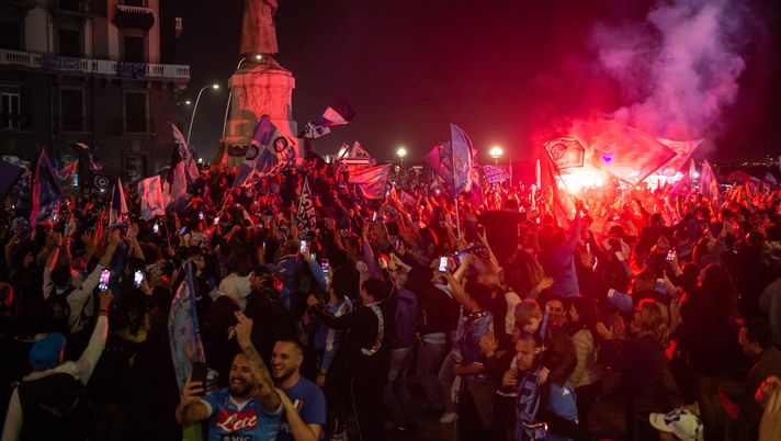 NAPLES, ITALY - MAY 04: Napoli fans celebrate after winning the Serie A championship near the mural of Diego Armando Maradona on May 04, 2023 in Naples, Italy. SSC Napoli are Champions of Italy after thirty three years; the last time they obtained the trophy, Diego Armando Maradona led the team. The victory of the third Scudetto comes for the team coached by Luciano Spalletti, obtaining 1 point away at the Friuli stadium against Udinese. (Photo by Ivan Romano/Getty Images) scudetto napoli