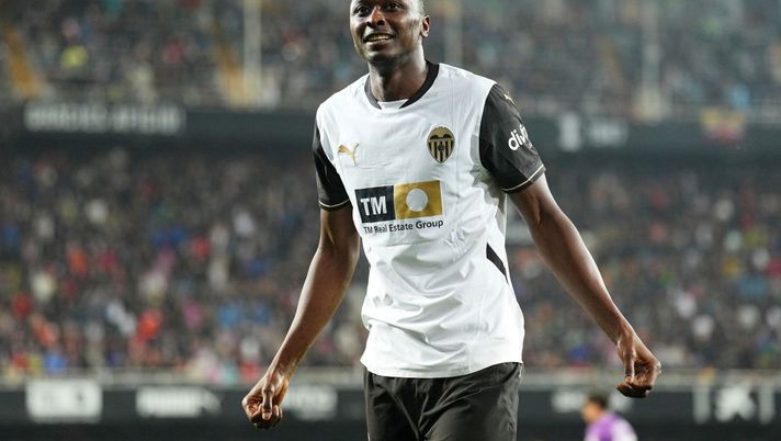 VALENCIA, SPAIN - MARCH 08: Umar Sadiq of Valencia CF celebrates scoring his team's second goal during the LaLiga match between Valencia CF and Real Valladolid CF at Estadio Mestalla on March 08, 2025 in Valencia, Spain. (Photo by Aitor Alcalde/Getty Images) Levante-Valencia: dove vedere la Liga in Streaming e in TV - immagine 1