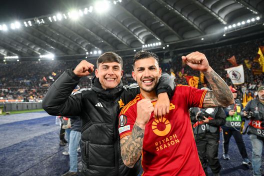 Roma, Italia - 18 aprile 2024: Paulo Dybala e Leandro Paredes della Roma festeggiano la vittoria della gara di ritorno dei quarti di finale di Europa League contro il Milan. (Foto di Fabio Rossi/AS Roma via Getty Images)