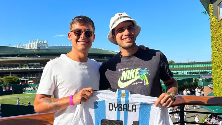 Dybala a Wimbledon: ultimi giorni di ferie e foto con il tennista Carlos Alcaraz - immagine 1