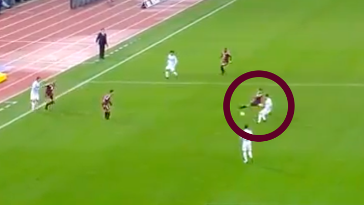 Il gol del raddoppio di Rincon nasce dallo stesso centrocampista venezuelano, che recupera palla in mediana e dà il la all'azione personale Lazio-Torino 1-3, l’analisi dei gol: Edera, che personalità. Ma quell’errore di Belotti…- immagine 1