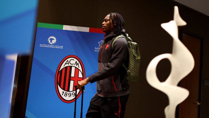RIYADH, SAUDI ARABIA - DECEMBER 16: Rafael Leao of AC Milan arrives at Riyadh Airport for the Italian Supercup on December 16, 2025 in Riyadh, Saudi Arabia. (Photo by Giuseppe Cottini/AC Milan via Getty Images) Napoli-Milan, le formazioni ufficiali in Supercoppa: la scelta su Leao! Per Modric, Buongiorno e Lang… - immagine 1