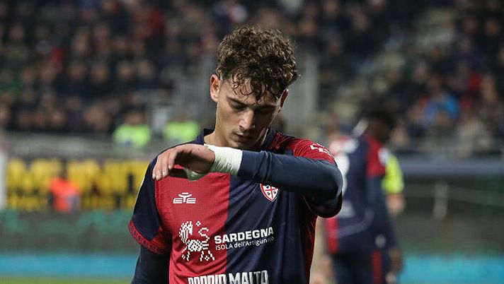 CAGLIARI, ITALY - JANUARY 02: Sebastiano Esposito of Cagliari reacts during the Serie A match between Cagliari Calcio and AC Milan at Stadio Sant'Elia on January 02, 2026 in Cagliari, Italy. (Photo by Enrico Locci/Getty Images) NEWS – Kean, cosa filtra! Conceicao, David, Pasalic, Esposito, Delprato, Wesley, Bonny, Skorupski, Meret… - immagine 1