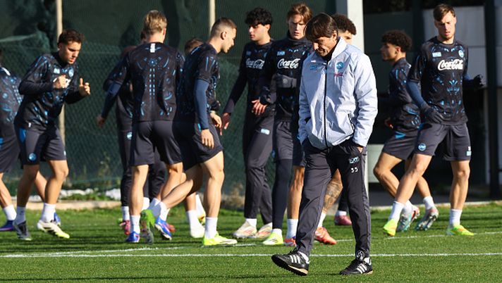 Antonio Conte coaches Napoli during a training session ahead of the UEFA Champions League 2025/26 at the Napoli training center in Castel Volturno, Italy, on January 27, 2025. (Photo by Ciro De Luca/NurPhoto via Getty Images) Pronti via, 24 ore all’attesissima sfida di Champions League tra Napoli e Chelsea. Conte guida l’allenamento cercando di trasferire la stessa grinta trasmessa in conferenza.
