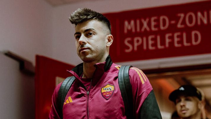 KAISERSLAUTERN, GERMANY - JULY 26: AS Roma player Stephan El Shaarawy arrives at the stadium prior to the pre-season match between Kaiserslautern and AS Roma at Fritz-Walter-Stadion on July 26, 2025 in Kaiserslautern, Germany. (Photo by Fabio Rossi/AS Roma via Getty Images) El Shaarawy: “Nessuna confusione, clima sereno! La fascia di capitano è un orgoglio” - immagine 1