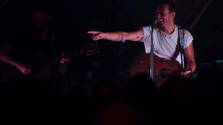 Getty Images Coldplay all’Olimpico, i complimenti alla divisa della Roma: “Bella maglia” - immagine 1