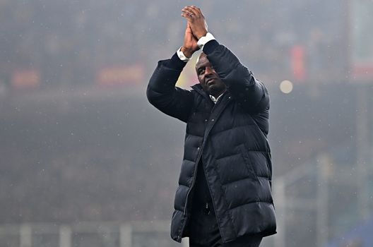 GENOA, ITALY - MARCH 14: Patrick Vieira, Head Coach of Genoa acknowledges the fans after the Serie A match between Genoa and Lecce at Stadio Luigi Ferraris on March 14, 2025 in Genoa, Italy. (Photo by Simone Arveda/Getty Images) Vieira prima di Genoa-Lazio: “Futuro? Pensiamo prima alla salvezza”- immagine 5